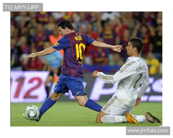 足球巨星经典瞬间回顾：从梅西神奇突破到C罗绝杀，见证历史的辉煌时刻